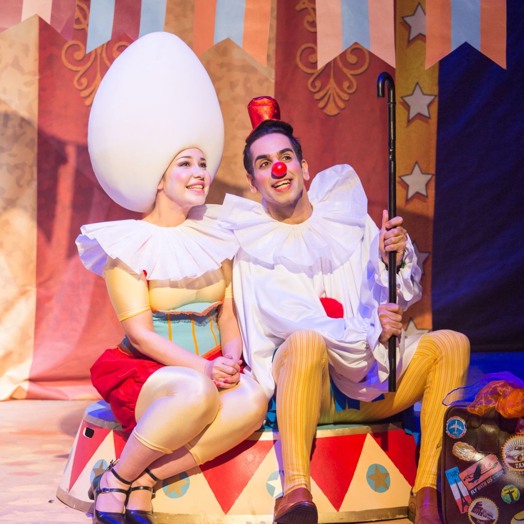 צוות השחקנים על הבמה במופע של התיאטרון שלנו