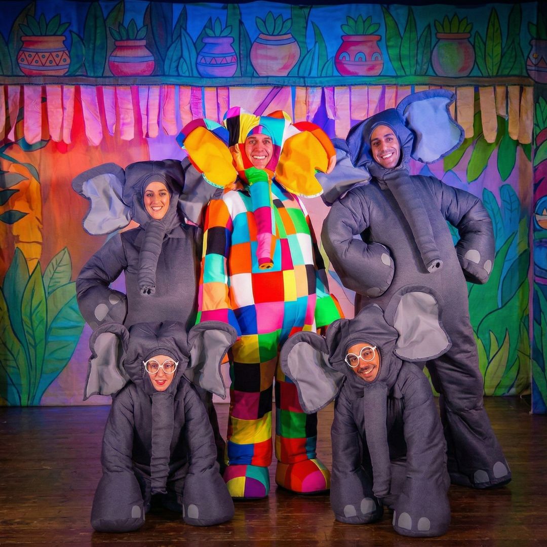 ילדים שמחים במופע אינטראקטיבי של התיאטרון