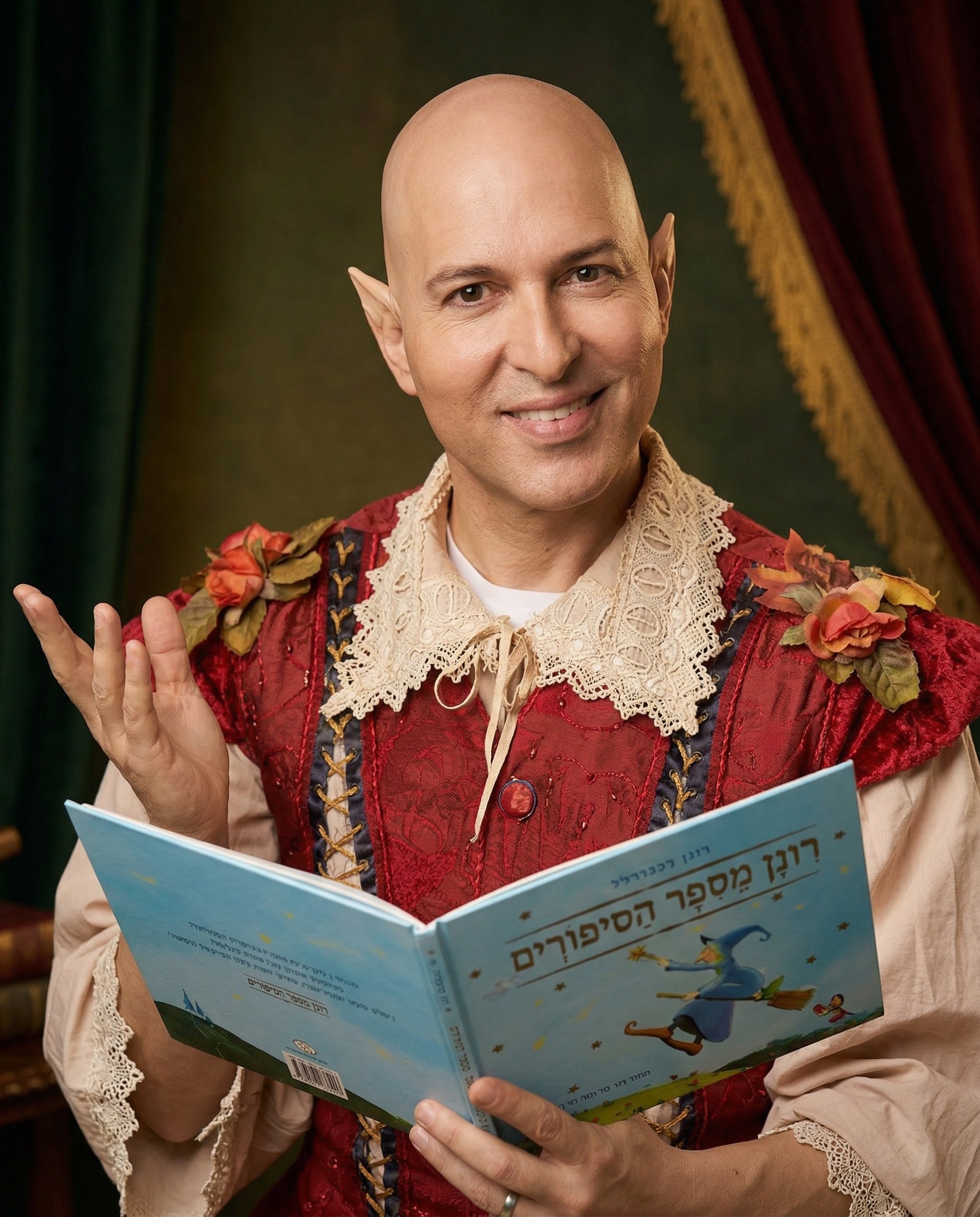 רונן גולדפרב בתפקיד מספר הסיפורים